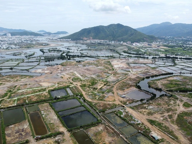 Vị tr&iacute; dự kiến x&acirc;y dựng Bệnh viện đa khoa tỉnh Kh&aacute;nh H&ograve;a v&agrave; trụ sở l&agrave;m việc C&ocirc;ng an tỉnh sẽ được x&acirc;y mới tại Khu đ&ocirc; thị - C&ocirc;ng vi&ecirc;n - Trung t&acirc;m h&agrave;nh ch&iacute;nh mới tỉnh, thuộc địa phận x&atilde; Vĩnh Th&aacute;i, TP.Nha Trang